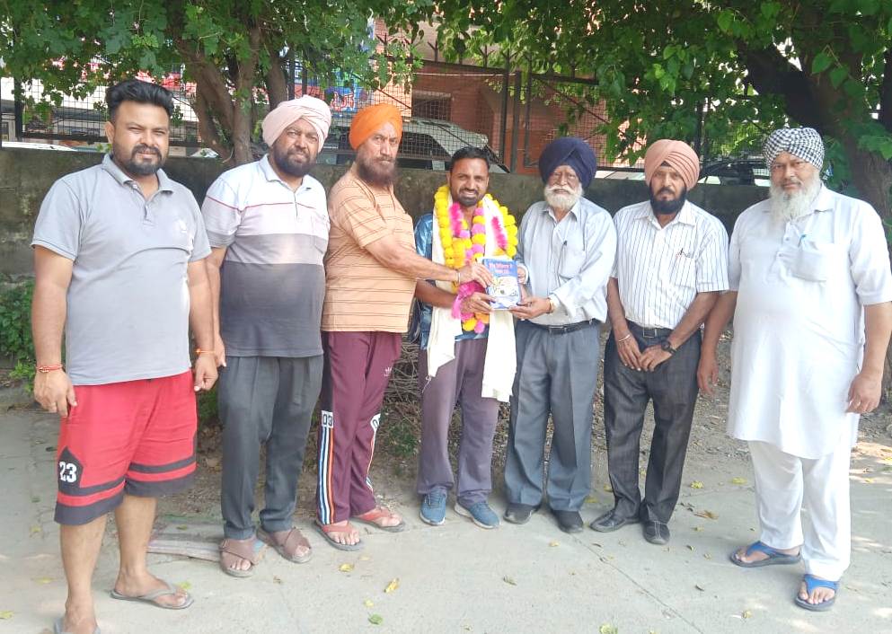 विश्व पंजाबी प्रचार सभा चंडीगढ़ द्वारा प्रसिद्ध पंजाबी गायक "रोमी घड़ामे वाला" सम्मानित